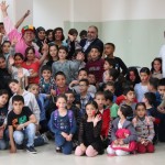 رئيس بلدية أم الفحم الشيخ خالد يشارك أطفال مخيم الربيع فرحتهم