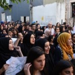 المئات من الشباب في مسيرة ضد العنف نظمتها القيادات الشبابية بالمدينة